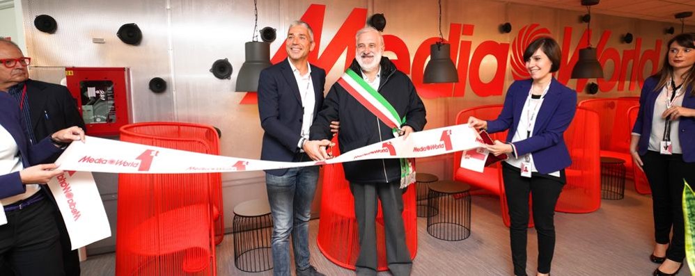 Il ceo Monferrini e il sindaco Chiolo al taglio del nastro