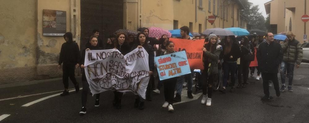 Il corteo degli studenti del Floriani sabato a Vimercate