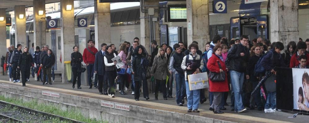 Pendolari in stazione a Monza