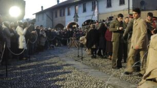 Pubblico e figuranti sul sagrato della basilica di Agliate