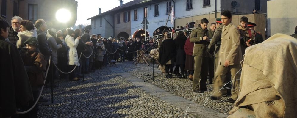 Pubblico e figuranti sul sagrato della basilica di Agliate