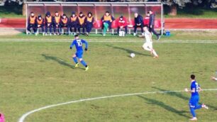 Calcio, Seregno: Un tentativo offensivo del Rezzato, con La Camera all'inseguimento del pallone