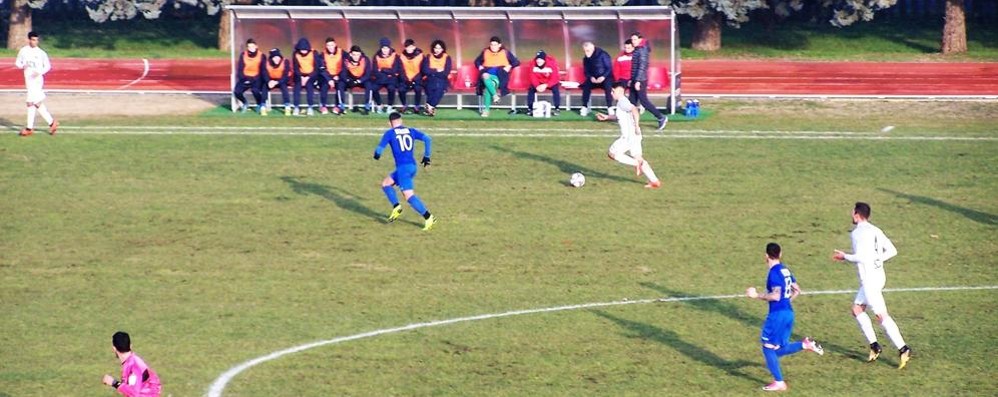 Calcio, Seregno: Un tentativo offensivo del Rezzato, con La Camera all'inseguimento del pallone