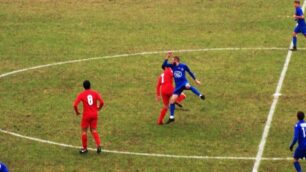 Calcio, Seregno: Un contrasto aereo tra Esposito e Giovanditti a metà campo