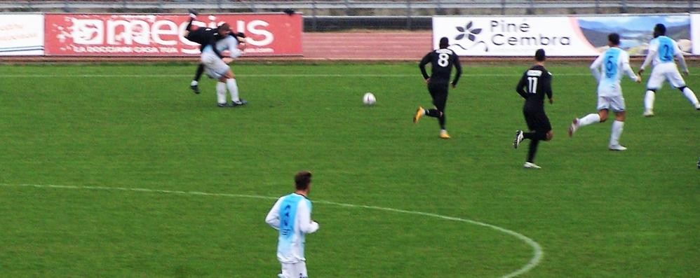 Calcio, Seregno: un contrasto di gioco a metà campo