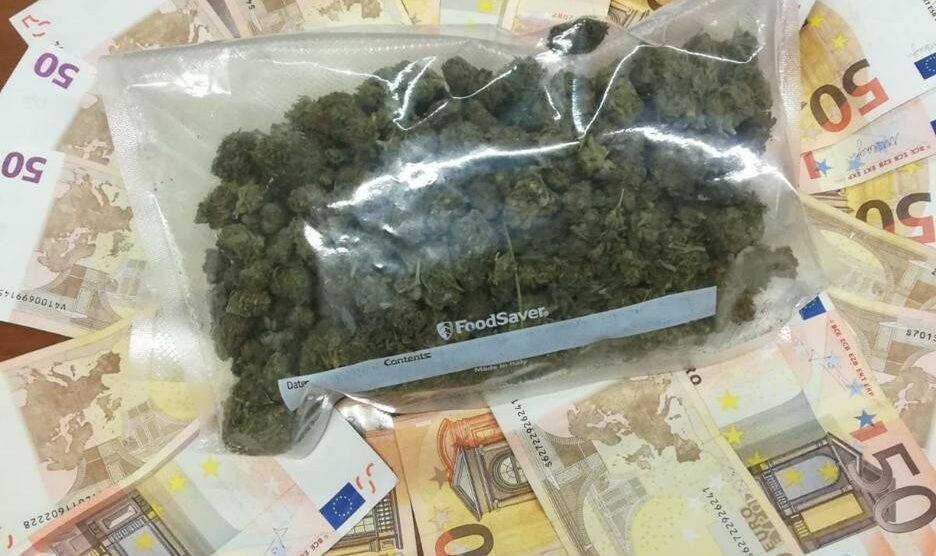 Droga: ha marijuana  e 1.100 euro in contanti, arrestato 19enne