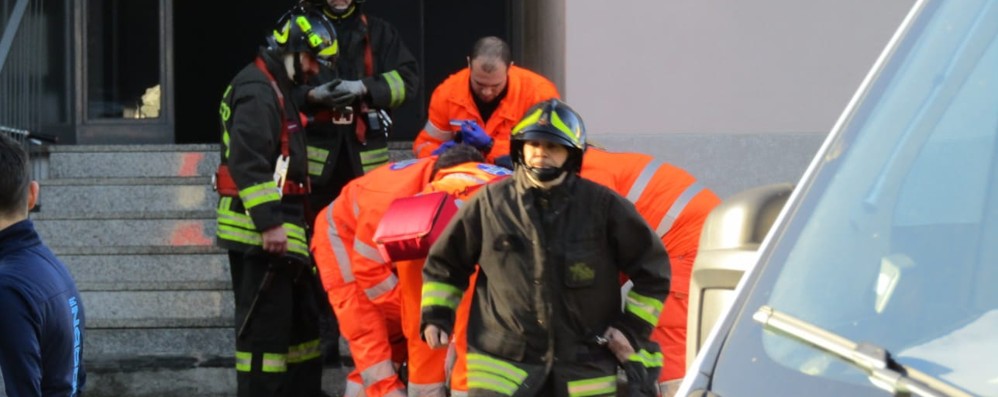 I soccorsi all’uomo trovato nell’appartamento (foto Terraneo)