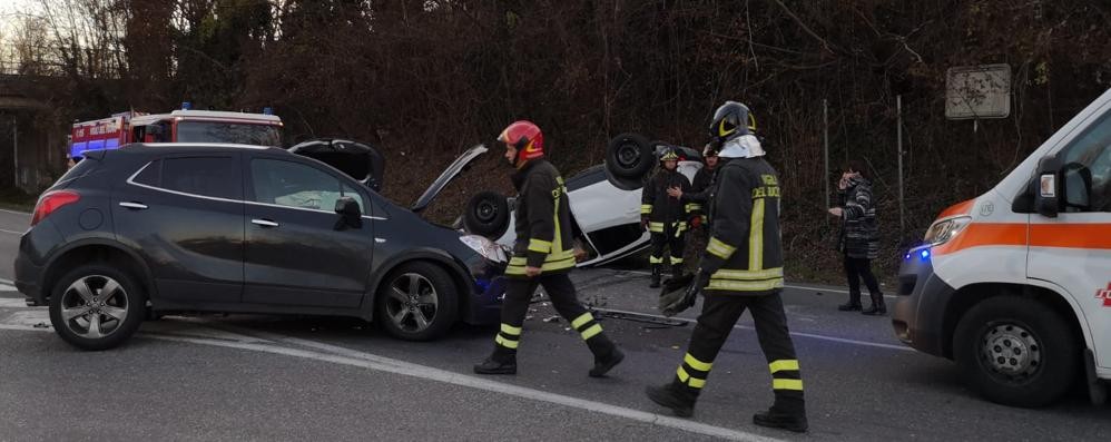 L’incidente con auto ribaltata lungo la Sp41 a Giussano in direzione Arosio