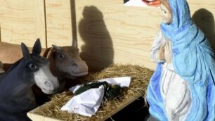 La statua di Gesù Bambino è scomparsa dal presepe di Lissone