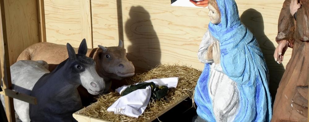 La statua di Gesù Bambino è scomparsa dal presepe di Lissone