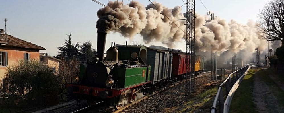 Il treno a vapore sui binari della linea Milano-Canzo