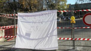 Lo striscione apparso sul ponte di via Colombo a Monza