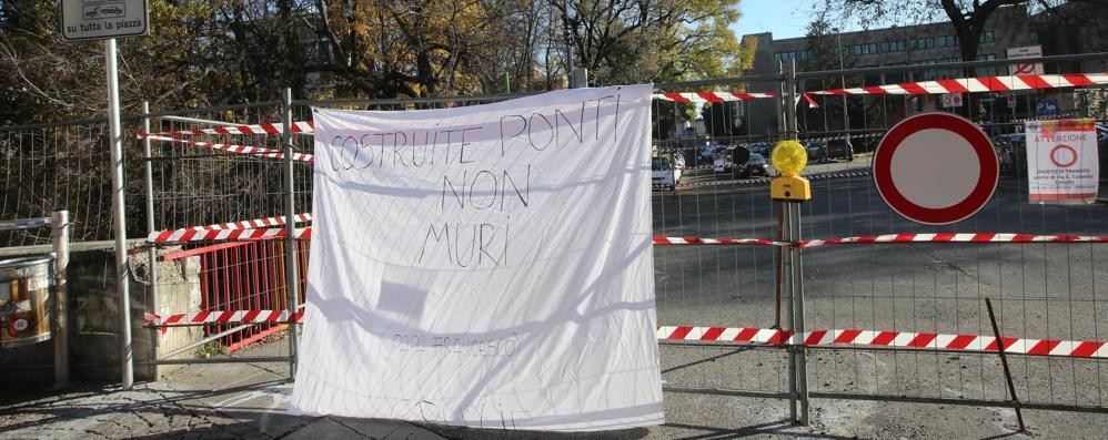 Lo striscione apparso sul ponte di via Colombo a Monza