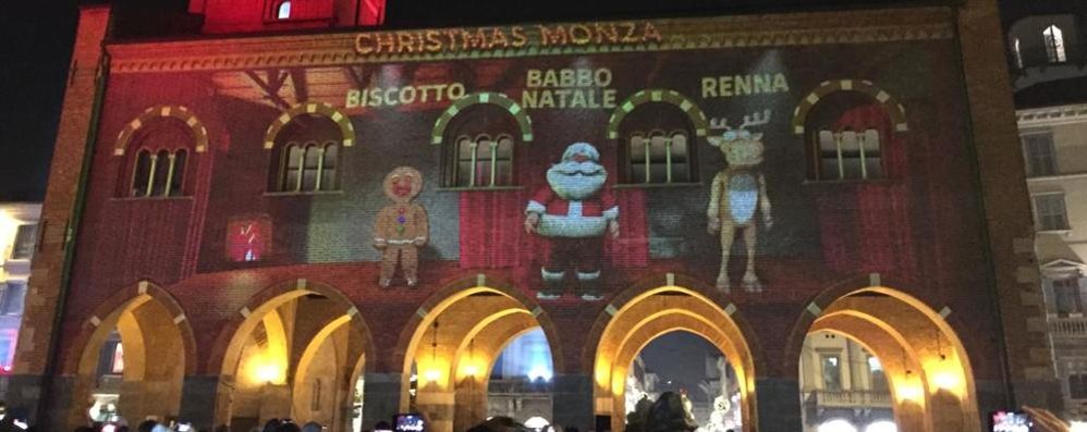 Le proiezioni natalizie sull’arengario di Monza