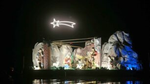 Monza: il presepe galleggiante nel laghetto della Villa reale