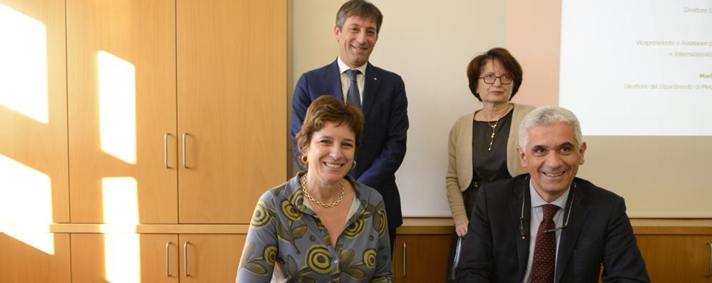 Monza, firma accordo triennale Università Bicocca e ASST di Monza per la promozione della ricerca: da sinistra Cristina Messa e Matteo Stocco, in piedi Fabrizio Sala e Maria Grazia Valsecchi