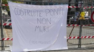 Lo striscione affisso sulle reti