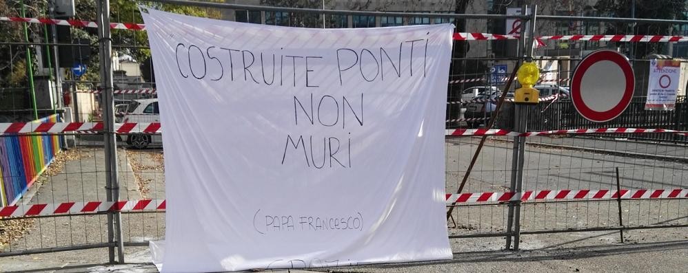 Lo striscione affisso sulle reti