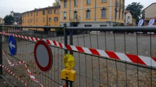 MONZA la rete sul ponte di via Colombo