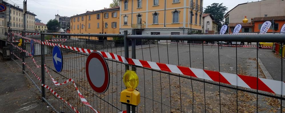 MONZA la rete sul ponte di via Colombo