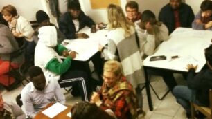 Concorezzo, i migranti accolti nell’hotel San Carlo durante la tombolata natalizia