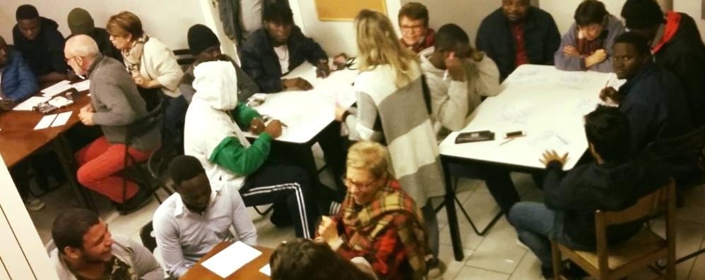 Concorezzo, i migranti accolti nell’hotel San Carlo durante la tombolata natalizia