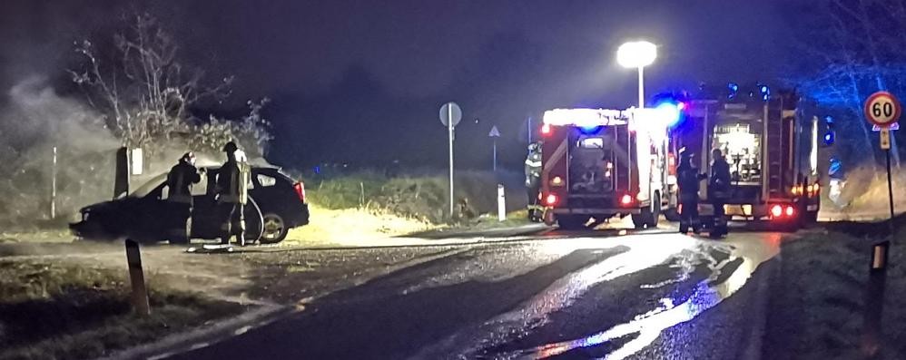 Incendio auto su sp tra Agliate e Briosco