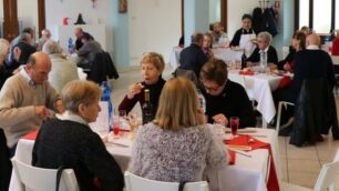 Il pranzo di Natale per anziani soli offerto dal Lions club Seregno Brianza nelle sale dell'istituto Pozzi