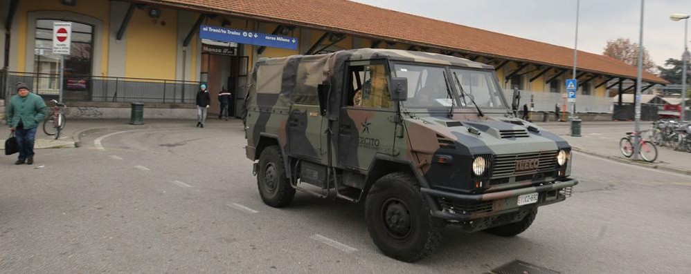 L’esercito in stazione a Monza