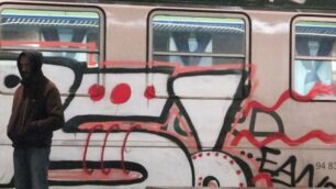 Un treno in transito alla stazione di Monza