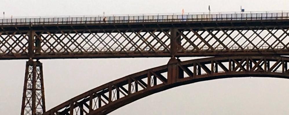 Il ponte San Michele chiuso al traffico automobilistico e ferroviario