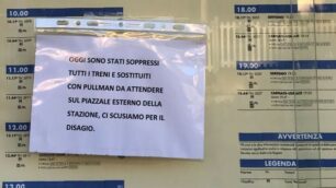 Il cartello posticcio affisso nelle stazione, ormai vuote, della linea Seregno-Carnate