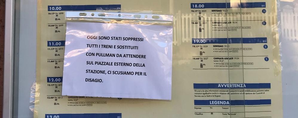 Il cartello posticcio affisso nelle stazione, ormai vuote, della linea Seregno-Carnate