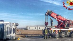 Bellusco vigili del fuoco per incidente camion auto in corso Alpi