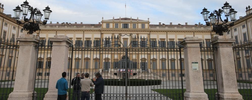 I cancelli della Villa reale chiusi