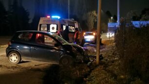 L’auto contro il lampione