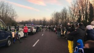 Autocisterna si ribalta sulla Valassina a Robbiano