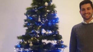 Il sindaco di Bernareggio Andrea Esposito con un albero di Natale