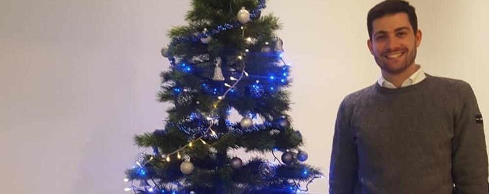 Il sindaco di Bernareggio Andrea Esposito con un albero di Natale
