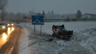 La vettura ribaltata a bordo strada