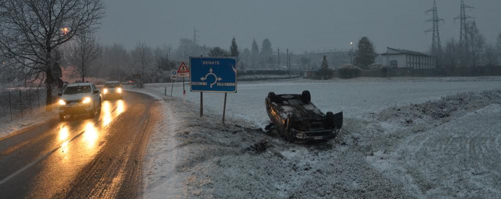 La vettura ribaltata a bordo strada