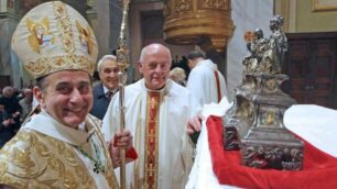 L’arcivescovo di Milano, cardinale Mario Delpini, con le reliquie dei Magi