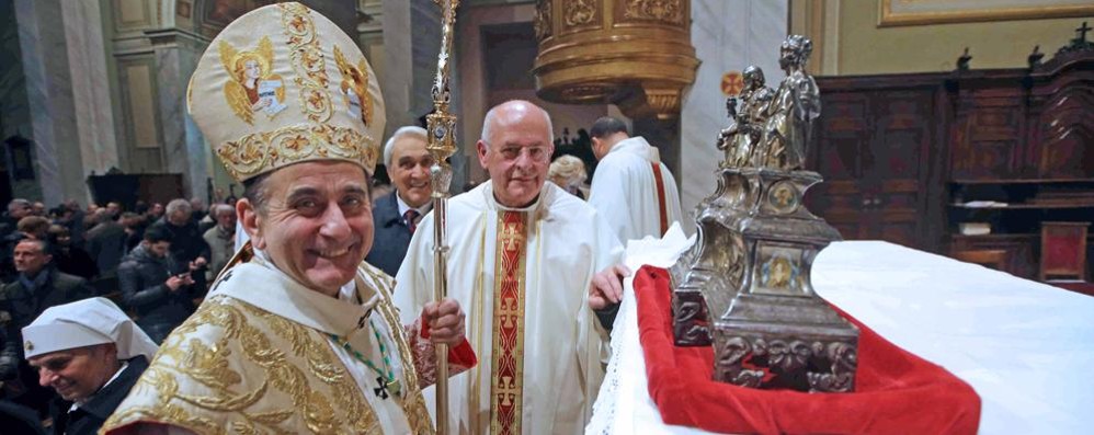 L’arcivescovo di Milano, cardinale Mario Delpini, con le reliquie dei Magi