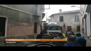 Busnago: il camion incastrato in via Carducci