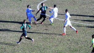 Calcio, Seregno:  Gritti, Spampatti e La Camera all'inseguimento del pallone