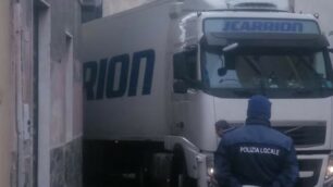 Busnago camion incastrato