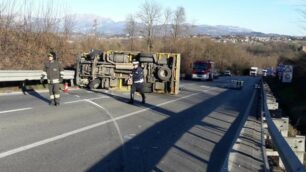 Giussano incidente camion ribaltato Novedratese Briosco