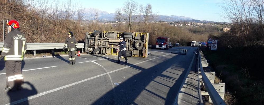 Giussano incidente camion ribaltato Novedratese Briosco