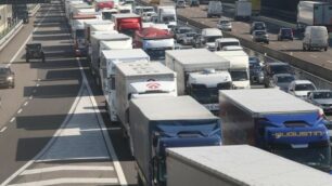 In fila sull’A4: un camionista ha evitato guai ulteriori dopo un incidente