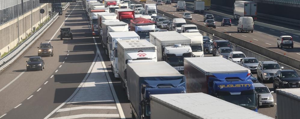 In fila sull’A4: un camionista ha evitato guai ulteriori dopo un incidente